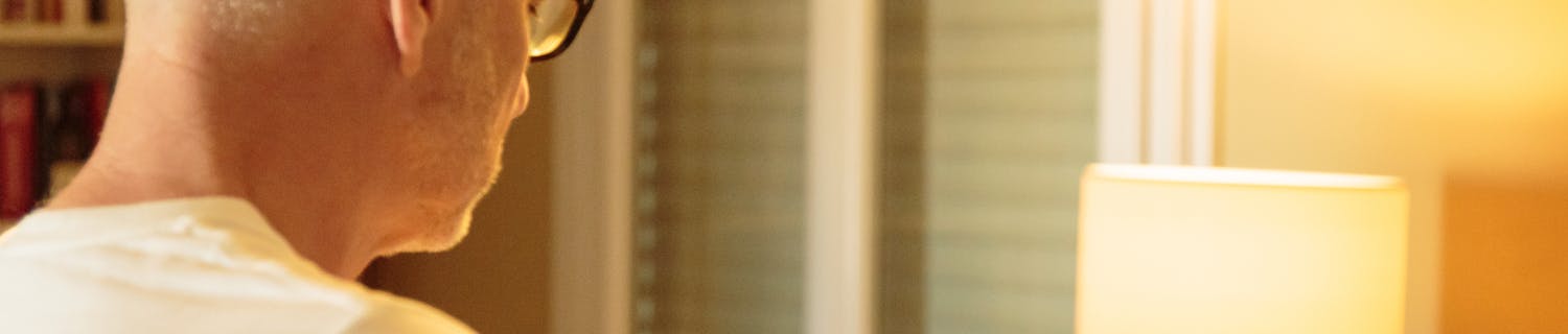 Mies ohjaa valaistusta puhelimella